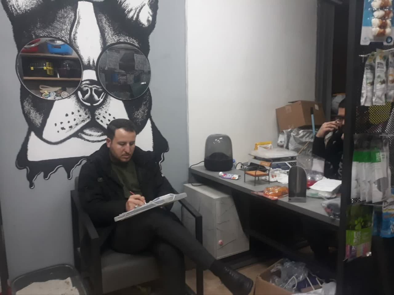 کلینیک های دامپزشکی تخصصی حیوانات خانگی(سگ و گربه) و خرده فروشان ملزومات حیوانات خانگی